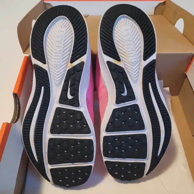 Nike Girl's Shoes in Kids & Youth in Edmonton - Image 4