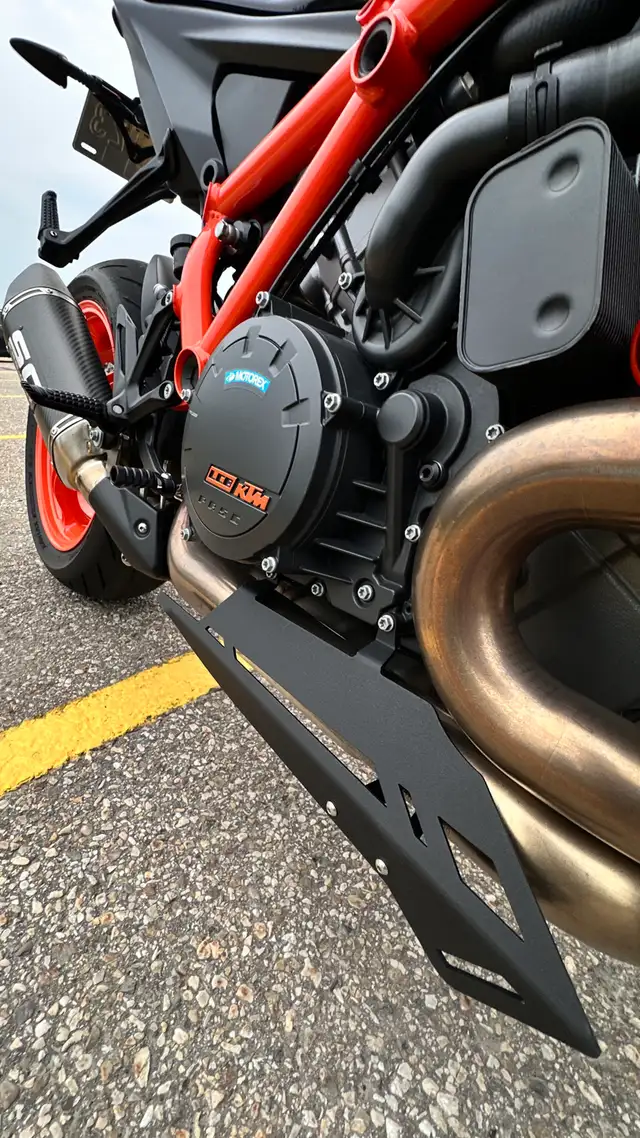 KTM 1290 superduke evo R 2022 in Sport Bikes in Calgary - Image 4