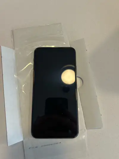 Hi guys this is like new. And in perfect condition Can deliver. I'm selling a used iPhone 11 Pro Max...