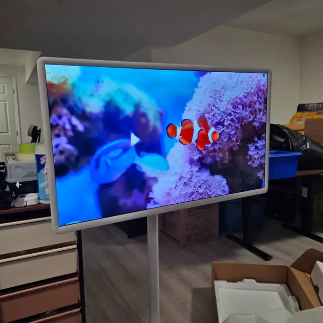 32 Inch 60Hz Portable Touchscreen Android Smart TV w/ Stand in TVs in Ottawa - Image 3