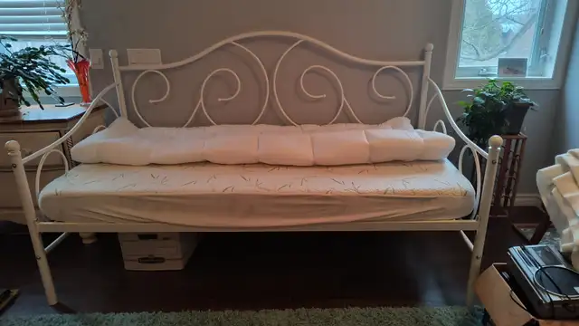 Day bed with mattress , cover ,topper and 3 sets of sheets in Bedding in Ottawa - Image 2