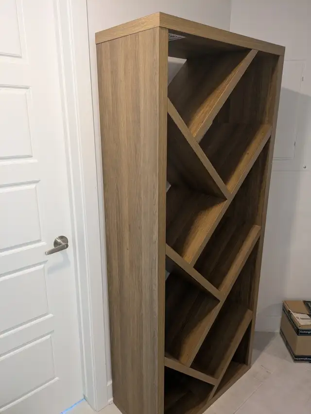 Broadmoore Open bookshelf / shelf in Bookcases & Shelving Units in Ottawa - Image 2