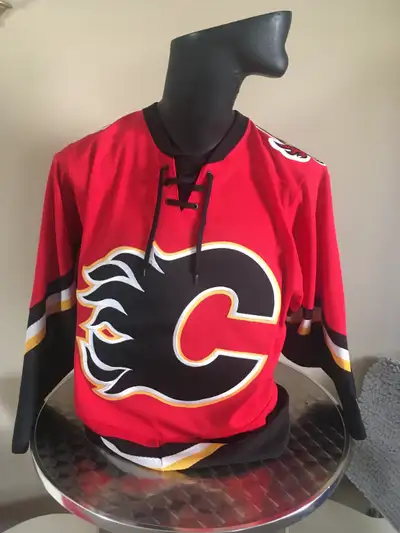 Vintage Calgary Flames Jersey Autograft by Lanny McDonald To a Heather Size Ladies adult Small Label...