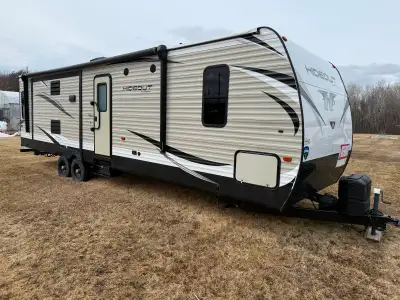 Roulotte Keystone Hideout 30RLDS 2018 en très bon état, clé en main, pèse un peu moins de 8000 livre...