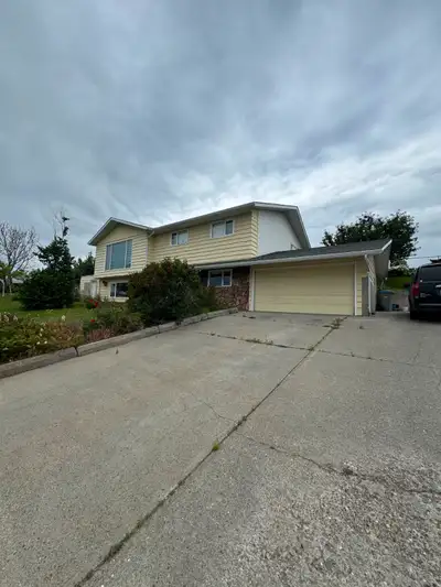 Spacious 3-Bedroom, 1-Bathroom Upper Floor House with Garage