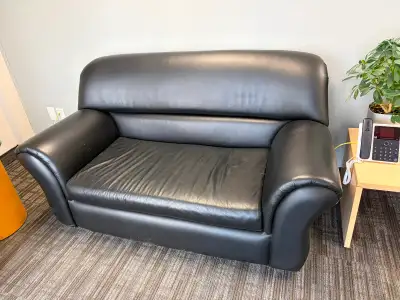 Canapé en cuir noir | black leather sofa - good condition, View more
