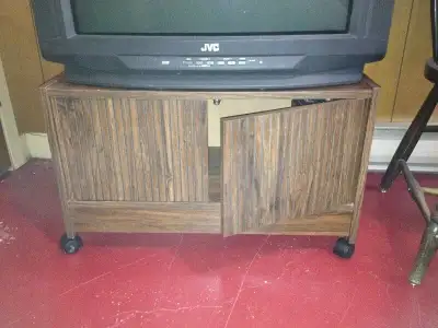 Un meuble de TV avec portes en bois et un autre sans porte (sans Photo). Prix 25.00$ chacun. Appeler...