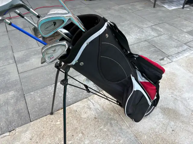 women’s right handed golf clubs and bag  in Golf in Guelph - Image 5