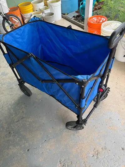 This expandable hold-all is a versatile companion for all your carrying needs. The photos show that...