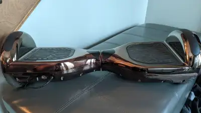 Je vends mon hoverboard, utilisé 5-6 fois pendant l'ete. Aussi, les skates.