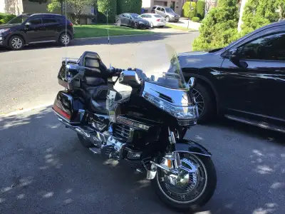 Honda GoldWing GL 1999, noire, très propre, excellente condition, 97800 km, seals de fourches neufs,...