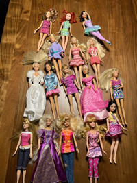 Lot de 16 poupées Barbie / Bundle of 16 Barbie dolls