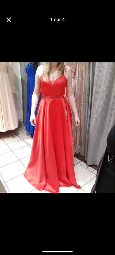 Magnifique robe de bal rouge. Portée seulement 1 fois. Grandeur: médium. Jamais eu de modifications....