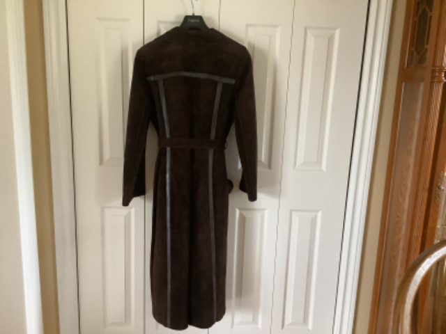 Dark Brown Suede Coat dans Femmes - Hauts et vêtements d'extérieur  à Peterborough - Image 2