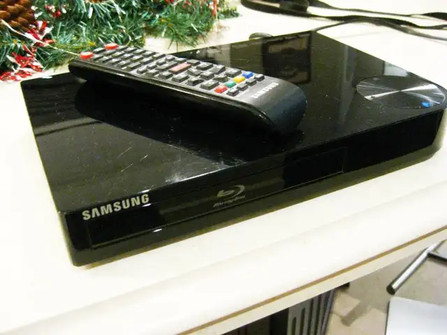 Samsung Blu-Ray Player & Remote Control #BD-E5400 With Wi-Fi in General Electronics in Kitchener / Waterloo - Image 2