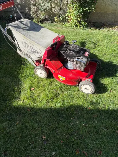 Older Toro 530 lawnmower, 3 speed rear drive self propelled , rear bag, throttle control. Can be lit...