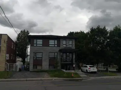 Superbe condo de luxe, construction près de neuve, - Premier étage à 1900$/mois - Immeuble non fumeu...