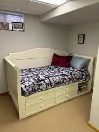 Twin bedroom suite