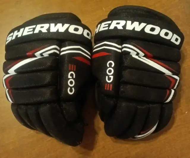 Sherwood CODE Premium Hockey Protective Kit, Youth, Black/Red, in Hockey in St. Albert - Image 5