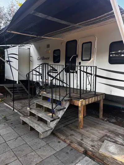 2011 gulfstream on 3 season lot no leaks no soft spots 2 slides queen bed in the front jack knife so...