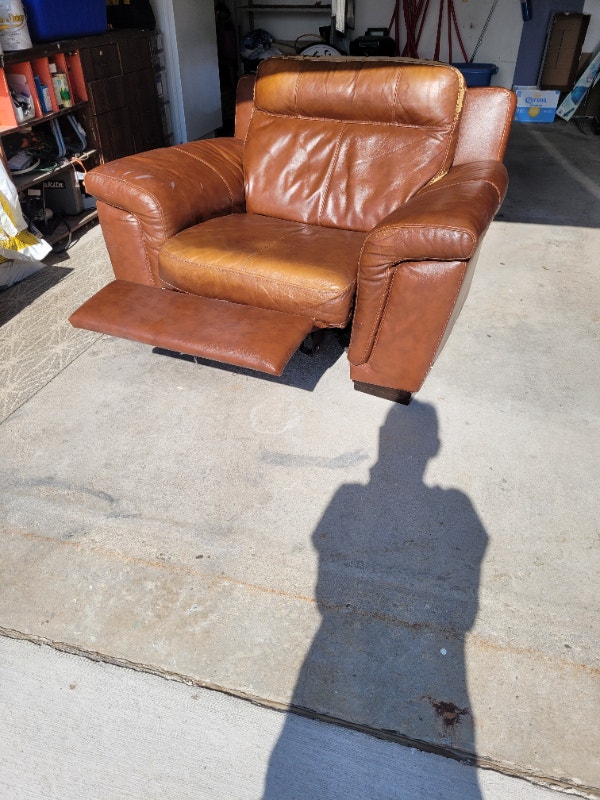 FREE leather manual recliner. Free Stuff Kitchener / Waterloo Kijiji