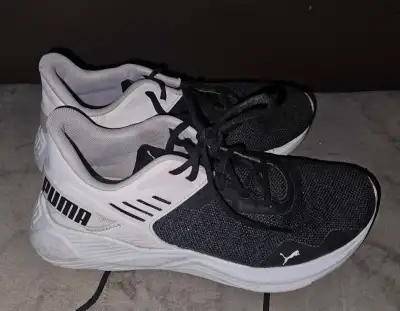 Womens sz 9 Pumas, View more