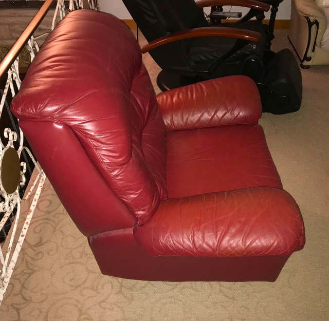 RED sofa chair / fauteuil inclinable ROUGE “captain’s chair” dans Chaises, Fauteuils inclinables  à Ville de Montréal - Image 2
