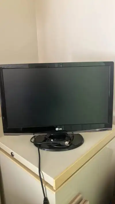 Écran LG 23.5 pouce VGA/ DVI/ HDMI fonctionne bien, View more