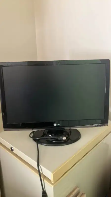 Écran LG 23.5 pouce VGA/ DVI/ HDMI fonctionne bien in Monitors in Gatineau - Image 2