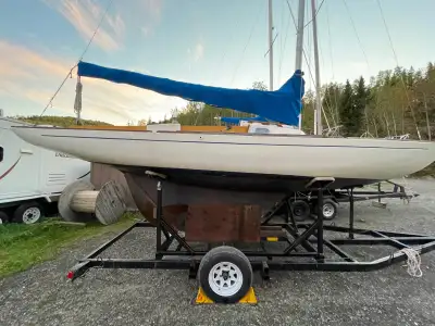 Voilier McVay Bluenose 23'. Voiles (grand voile, génois, foc) en bon état. Moteur Evinrude 6hp 2 tem...