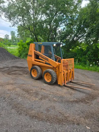 Bobcat chargeuse case 1840 fontione trais bien prêt a travailler batterie neuve ban neuf attachement...