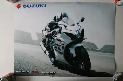 SUZUKI 1000 GSX-R SV 650 2018 Official Showroom Sales Poster Comme neuf 2 faces. 1 seul poster sac s...