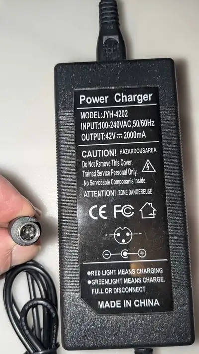 Chargeur de scooter 42V 2A Chargeur de Trottinette Électrique, Chargeur de Batterie 42V 2A, Pièces P...