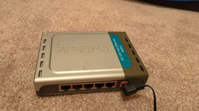 D-Link DSS-5+ 5-Port 10/100 Switch, Desktop in Other in Edmonton - Image 4