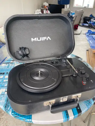 In working condition. If you want to test before buying, please bring a record (don’t have any!)