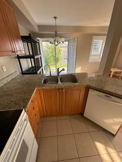 BRIGHT AND SPACIOUS MASTER BEDROOM FOR RENT IN HEART OF MISSISSAUGA NEAR MAVIS RD AND 401 AVAILABLE...