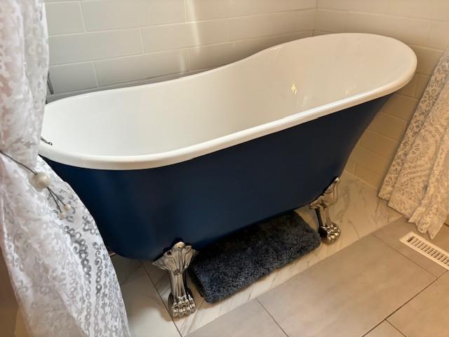 Beautiful new soaker tub with stand alone water tap in Plumbing, Sinks, Toilets & Showers in Edmonton - Image 3