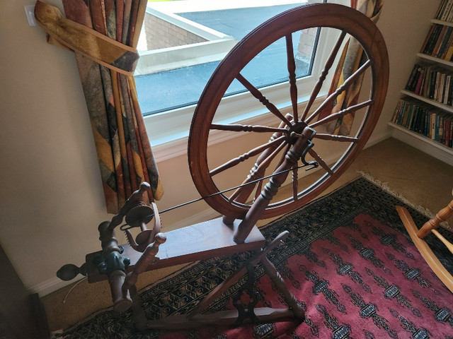 Antique Spinning Wheel in Arts & Collectibles in Mississauga / Peel Region - Image 3