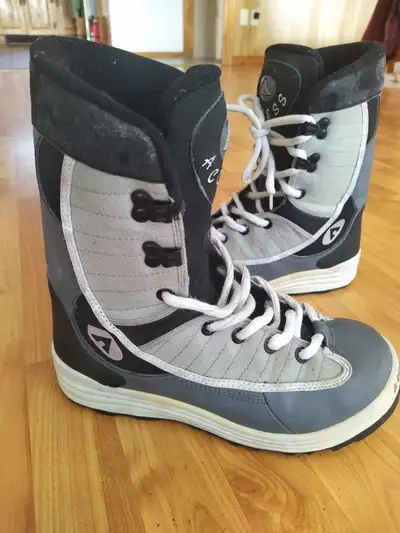 bottes de Snowboard grandeur 9US pour lez homes en bon etat 30$ 5145662885