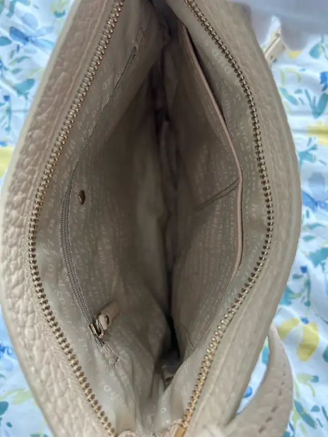 KATE SPADE SAND/WHITE PEBBLED LEATHER CROSSBODY in Women's - Bags & Wallets in Markham / York Region - Image 4