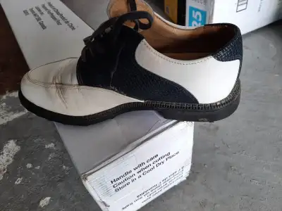 Ladies Nike Golf Shoe size 7, View more