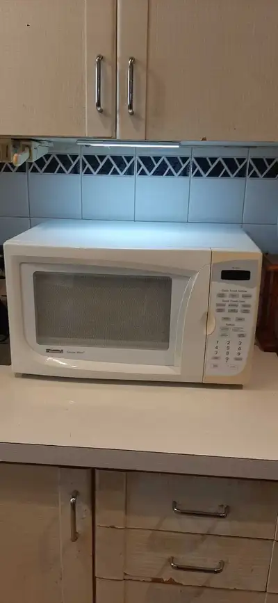 Selling a white Kenmore microwave. 21 X 15 X 12. This is a larger size microwave. This is in good an...