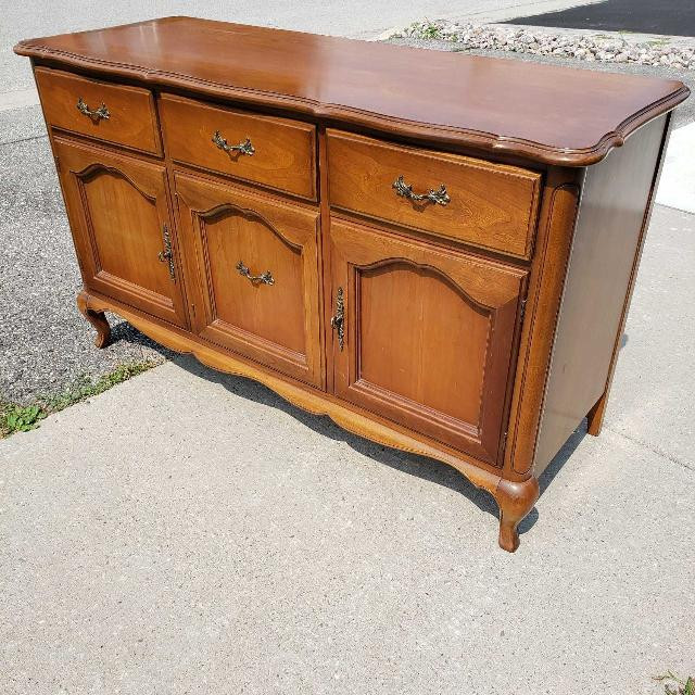 Great Gibbard Sideboard / Buffet-Vintage-Just Stunning! in Hutches & Display Cabinets in City of Toronto - Image 2