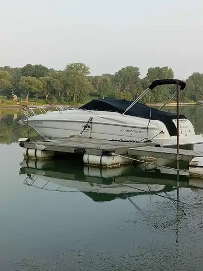 Bateau de qualité avec moteur 5.7 merc et pied bravo 3.Bien équipé ,pas d air climatisé .Bon systeme...