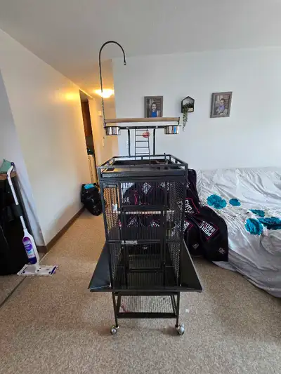 Cage à oiseaux à vendre en très bon état ! 150$ négociable ou offre raisonnable accepté!