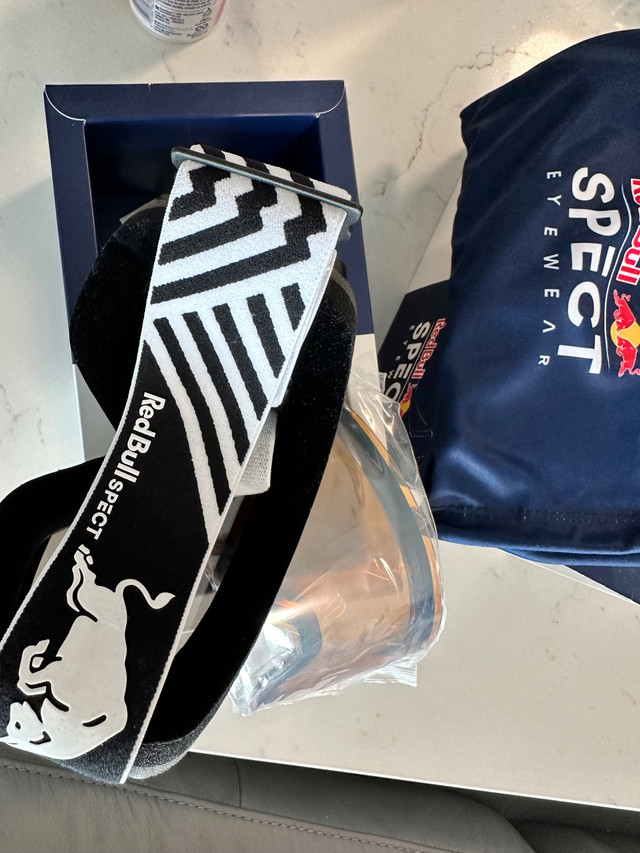 Redbull spect magnetron ski goggles  in Ski in City of Toronto