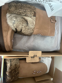 Manitobah Mukluks size 9 boots and medium gloves 