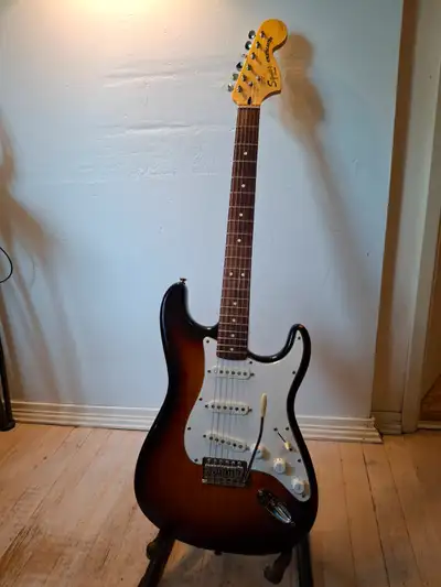 Great condition (slight chip out of paint.) Plays well Rosewood Fingerboard, 3-Color Sunburst Model...