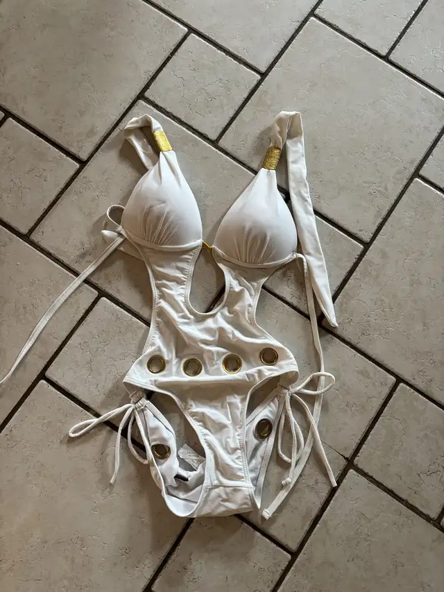 Shelby White Bathing Suit in Women's - Tops & Outerwear in Sarnia - Image 2