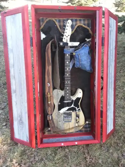 - 150-year-old Spruce barn wood body with a Walnut spine on the back which aids in the sound resonat...